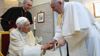 Benedicto-XVI-y-el-papa-Francisco.jpg
