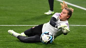 Catalina-Perez-portera-de-la-seleccion-colombia-femenina-atajando-un-balon.jpg