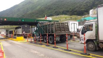 Cierre-de-via-Panamericana-tractocamiones-empezaron-a-ser-evacuados-por-Ecuador.jpg