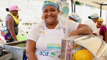 Empresas-trabajan-junto-a-30-matronas-para-fortalecer-la-tradicion-de-la-arepa-de-huevo.jpg