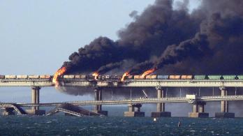 Explosion-destruye-parte-del-puente-de-Crimea.jpg