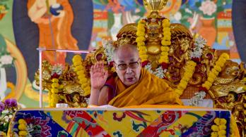 Fue-una-broma-Dalai-Lama-pidio-disculpas-por-besar-a-un-nino-en-la-boca.jpg
