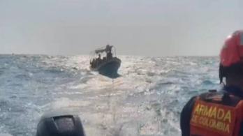 La-Armada-rescato-a-15-personas-en-emergencia-en-el-mar-de-Cartagena.jpeg