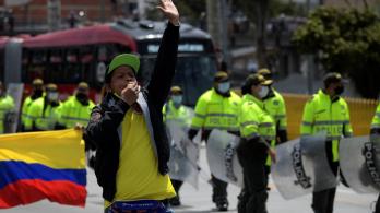 Manifestantes_tribunal_cundinamarca.jpg