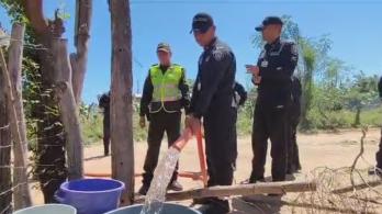 Policia-Nacional-entrego-7.000-litros-de-agua-potable-en-La-Guajira.jpg