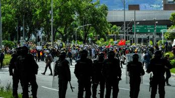 Policia-Patada-Medellin.jpg