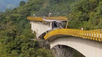Por-deslizamientos-colapso-el-puente-Los-Grillos-que-conecta-a-Boyaca-con-Casanare.jpg