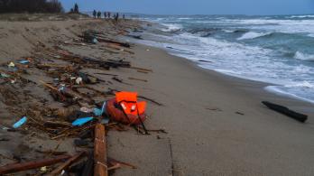 Unos-60-migrantes-murieron-en-naufragio-cerca-de-la-costa-de-Italia.jpg