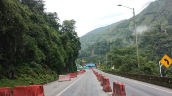 Video-muestra-la-caida-de-rocas-que-provoca-cierres-en-la-via-al-Llano-asi-amanece-la-carretera.jpg