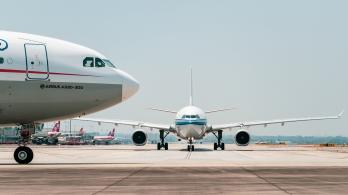 airplane-7359232_1280.jpg