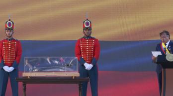 gustavo-petro-espada-de-bolivar-1.jpg