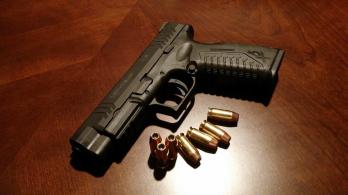 handgun-231696_1280-1.jpg