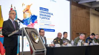 ministro-de-Defensa-ivan-velasquez-periodistas-rtvc-noticias.jpg