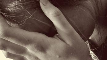 mujer-manos-rostro.jpg