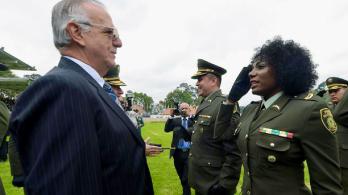 policia-afro-luce-su-cabello-natural.jpg