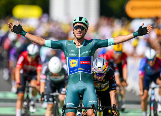 Jonathan Milan ganó la etapa 17 del Tour y conservó el maillot de los puntos