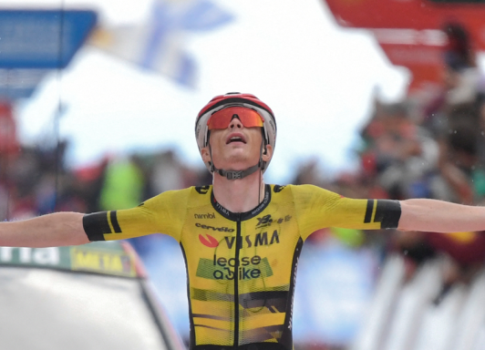 Vingegaard atacó, descontó en la general y ganó la novena etapa