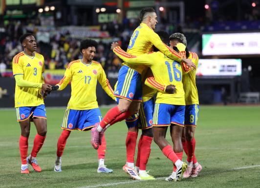 Davinson Sánchez, de Colombia, celebra con sus compañeros el tercer gol del equipo durante el partido amistoso internacional entre Colombia y Australia en el Citi Field em vísperas del Mundial 2026.