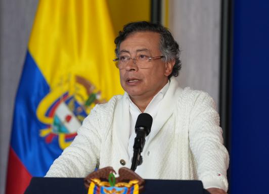 Petro sobre el formulario E14. / Foto: Presidencia.