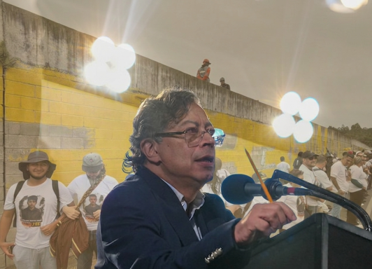 Presidente Gustavo Petro defiende el mural sobre falsos positivos en Antioquia, y calificó como “censura” las acciones del expresidente Álvaro Uribe 