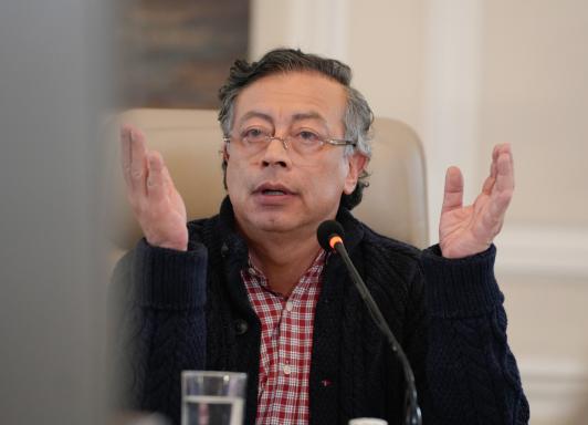 Sus bancadas pusieron en peligro la economía nacional: Petro a Uribe