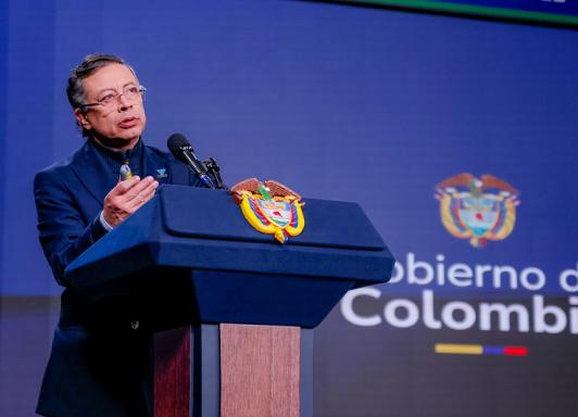 El presidente Gustavo Petro no está suspendido: expertos y dirigentes políticos desmienten versiones sobre el mandatario