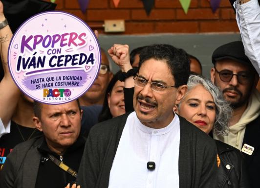 Iván Cepeda con los kpopers. / Foto: AFP.