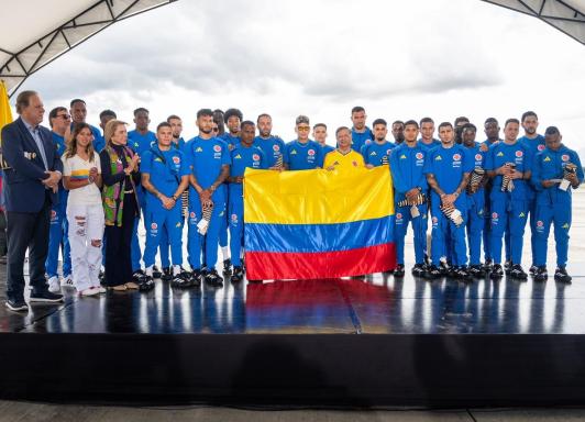 Gustavo Petro entrega camiseta selección Colombia mundial 2026