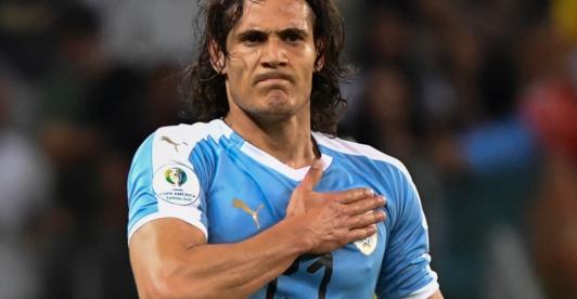 Edinson Cavani se despide de Uruguay. / Foto: AFP.