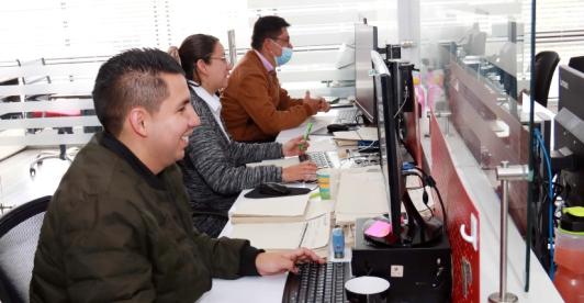 Personas se postulan a ofertas laborales