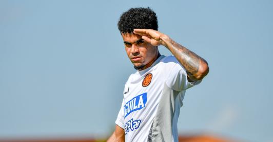 Luis Díaz saludando a la cámara en entrenamiento con la Selección.