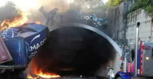 Accidente en el túnel Los Azulejos en La Línea. / Foto: Tomada de redes sociales.