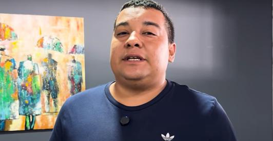 Hincha de Bucaramanga pide perdón con ayuda de José Ordóñez. / Foto: Captura de video.