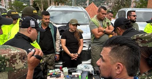 Disidentes de las Farc en camionetas de la UNP. / Foto: X AndresJRendonC.