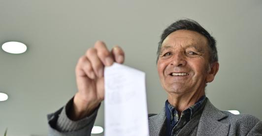 Adulto recibiendo su subsidio del programa Colombia Mayor