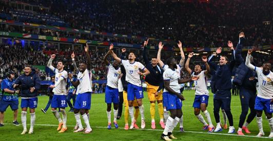 España y su formidable armada ofensiva desafían a la subcampeona mundial Francia, que todavía no consigue encontrar la fluidez en ataque, en el primer jugo de semifinal de la Eurocopa-2024 de fútbol, que se disputa este martes en Múnich a las 7:00 p.m. (2:00 p.m., hora de Colombia).  El contraste a lo largo de este torneo es evidente entre un equipo y otro. España ha destacado por su contundencia ofensiva, con 11 tantos en 5 partidos, mientras que Francia ha llegado a la penúltima ronda más bien por su soli