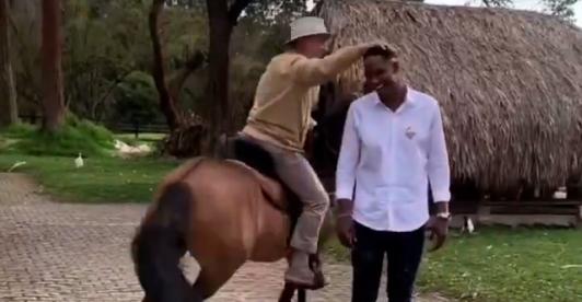 Yerri Mina junto con Älvaro Uribe en el Ubérrimo