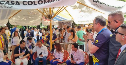 Presidente Petro, junto al gerente de RTVC, Hollman Morris, y el equipo de cubrimiento del Sistema de Medios Públicos en la Casa Colombia en París.