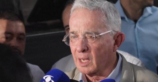 Álvaro Uribe solicita anulación de acusación, retrasando audiencia clave de su juicio