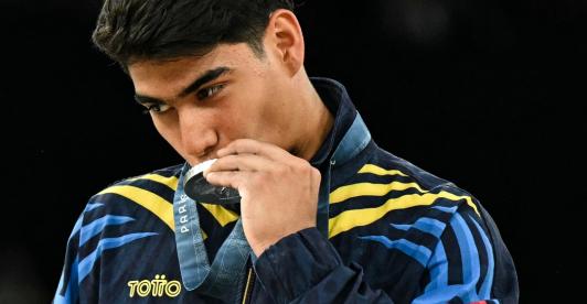 Ángel Barajas y el premio del ministerio del Deporte. / Foto: AFP.