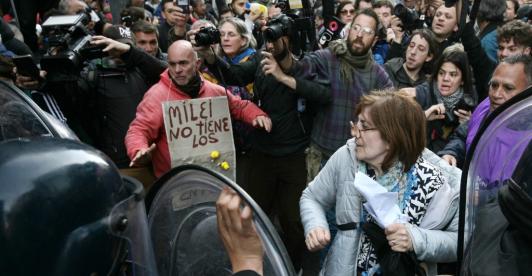 Polícia reprime manifestaciones de jubilados contra Javier Milei. Foto: AFP.