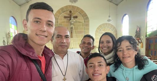 Los Patojos al interior de una iglesia de Santander.