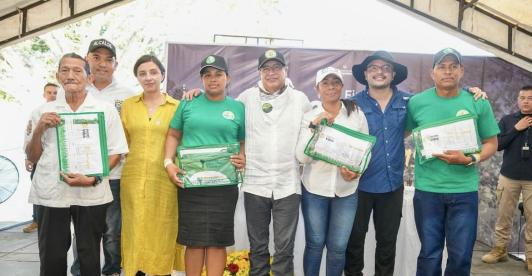 Petro entrega títulos a campesinos