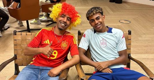 Mounir Nasraoui y Lamine Yamal compartiendo juntos durante la Eurocopa 2024.