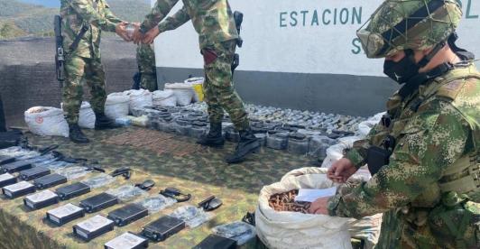 Ejército Nacional incautando droga