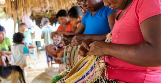 Mujeres tejedoras sikuani