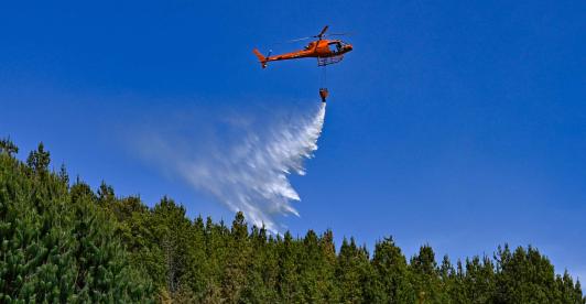 Intentos por controlar incendio forestal en Nemocón, Colombia.