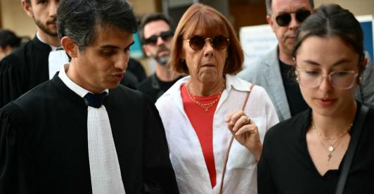  Hombre de 70 años es acusado de drogar a su esposa para que otros la violaran durante casi una década