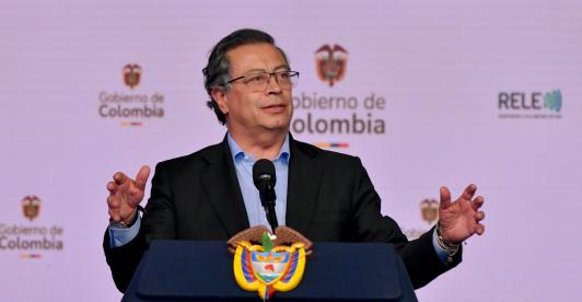 Presidente Petro durante la firma de la directiva sobre los deberes de funcionarios públicos, en el ejercicio de la libertad de expresión, y el respeto a la libertad de prensa.