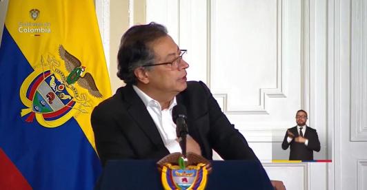 El mandatario describió el ataque como un acto que “cierra un proceso de paz con sangre”, evocando la trágica memoria del atentado en la Escuela General Francisco de Paula Santander en enero de 2019, que causó la muerte de 22 personas y llevó al presidente de entonces, Iván Duque, a cancelar las conversaciones de paz con la guerrilla.  El atentado de hoy ha sido un golpe devastador para las fuerzas de seguridad y un recordatorio sombrío de las dificultades persistentes en el camino hacia la paz en Colombia.